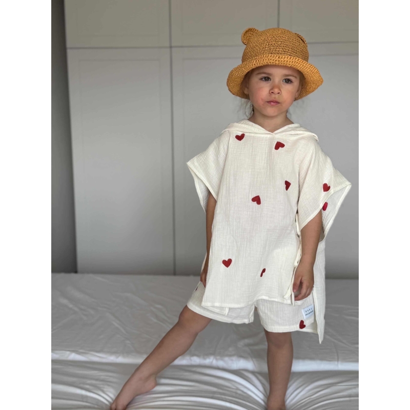 <div class="et_pb_module et_pb_wc_title et_pb_wc_title_0_tb_body et_pb_bg_layout_light"> <div class="et_pb_module et_pb_wc_title et_pb_wc_title_0_tb_body et_pb_bg_layout_light"> <div class="et_pb_module et_pb_wc_title et_pb_wc_title_0_tb_body et_pb_bg_layout_light"> Mušelínové rastúce pončo v 3 veľkostiach z jemného certifikovaného mušelínu, ktorý výborne odvádza vlhkosť. Pončo má na bokoch šnúrky, ktoré pomôžu dieťatko zakryť, výborné proti vetru aj chladu. Pončo má kapucňu, ktorá pomáha vysušiť hlavičku a udržať ju v teple. <ul> <li><strong>1-3 roky:</strong> šírka 50cm, dĺžka 50 cm</li> <li><strong>4-7 rokov:</strong> šírka 55cm, dĺžka 70 cm</li> <li><strong>8-10 rokov</strong>: šírka 58cm, dĺžka 90 cm</li> </ul> </div> </div> <div class="et_pb_module et_pb_wc_description et_pb_wc_description_0_tb_body et_pb_bg_layout_light et_pb_text_align_justified"></div> </div>