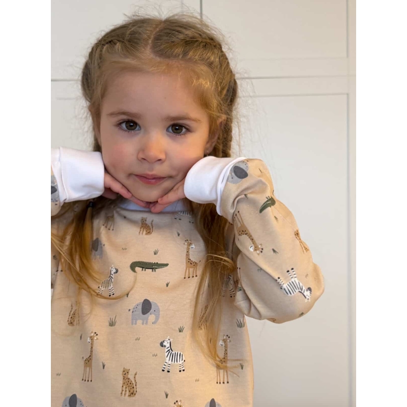 <div class="et_pb_module et_pb_wc_title et_pb_wc_title_0_tb_body et_pb_bg_layout_light"> <div class="et_pb_module et_pb_wc_title et_pb_wc_title_0_tb_body et_pb_bg_layout_light"> <div class="et_pb_module_inner"> Detské RASTÚCE  pyžamko dvojdielne. <strong>PREDĹŽENÝ VRCHNÝ DIEL PROTI VYHŔŇANIU</strong>. Šité z jemnučkého bavlneného úpletu. Rastie s dieťatkom o jednu veľkosť vďaka predĺženým patentom na ručičkách a nožičkách. Certifikát Oeko-Tex Standard 100, preto je <strong>materiál vhodný aj pre detičky do 3 rokov</strong> <strong>Zloženie:</strong> 95% bavlna, 5% elastan </div> </div> </div>